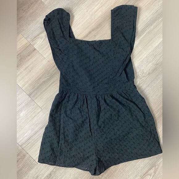 🆕 ALI & JAY | Black Eyelet Fabric Ruffle Sleeves Back Zip Romper Size XL - Picture 3 of 9